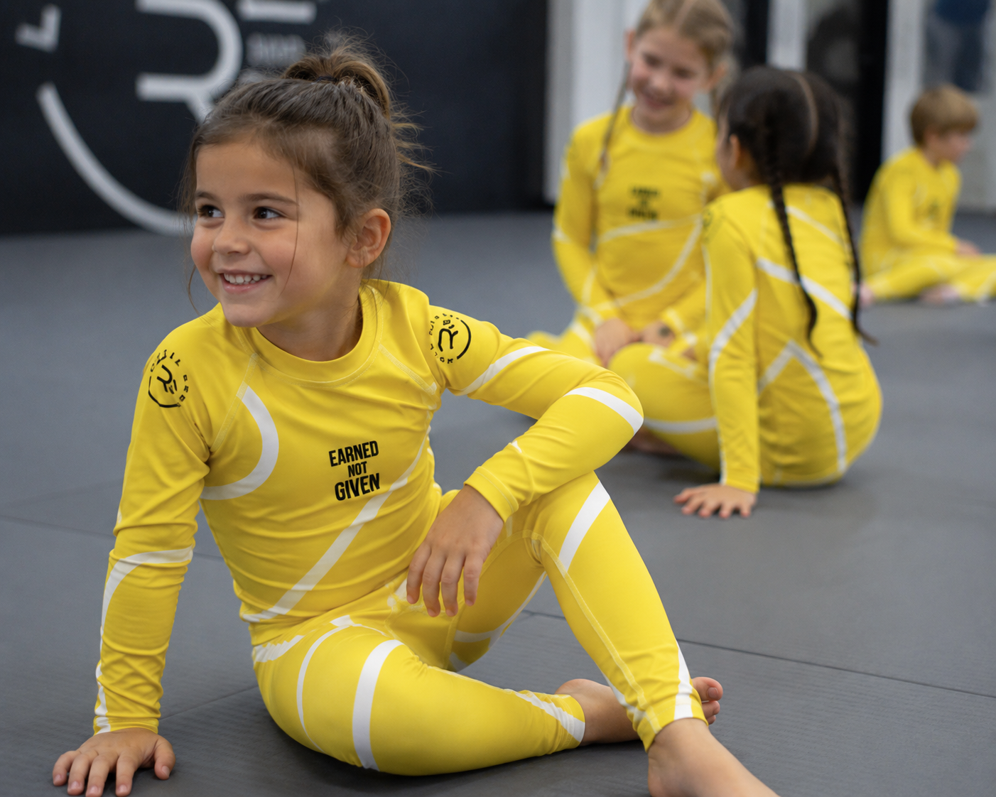 Roll Gear – Yellow Swirl Rash Guard – Yellow/White – Kids