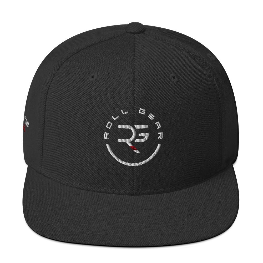 Roll Gear black snapback hat – front view, structured 6-panel with flat brim and embroidered RG logo